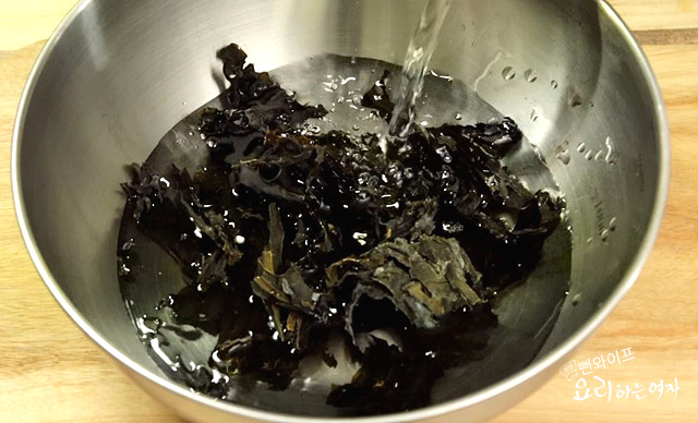Soak the seaweed — step photo 1