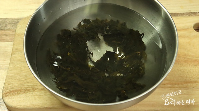 Soak the seaweed — step photo 2
