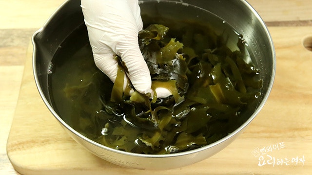 Soak the seaweed — step photo 1
