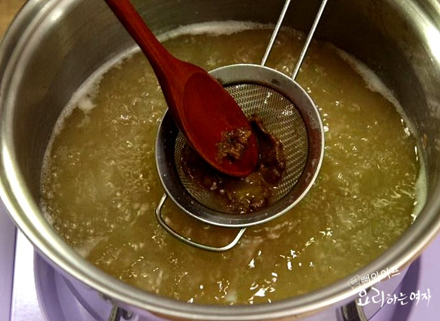 Simmer the doenjang soup — step photo 1