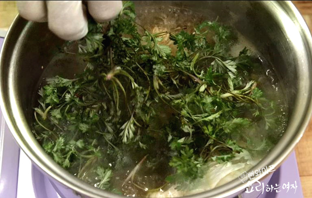 Simmer the doenjang soup — step photo 1