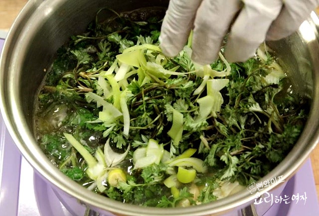 Simmer the doenjang soup — step photo 2