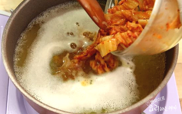 Boil the ingredients in anchovy broth — step photo 1