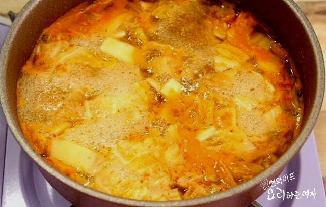 Boil the ingredients in anchovy broth — step photo 2