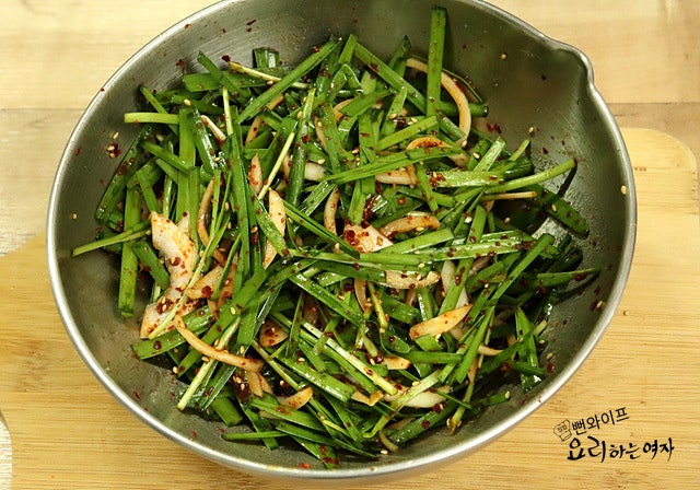 Make garlic chive geotjeori — step photo 3