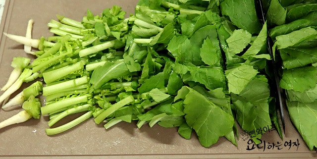 Trim the young summer radishes — step photo 3