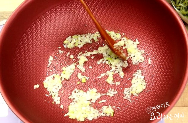 Stir-frying — step photo 1