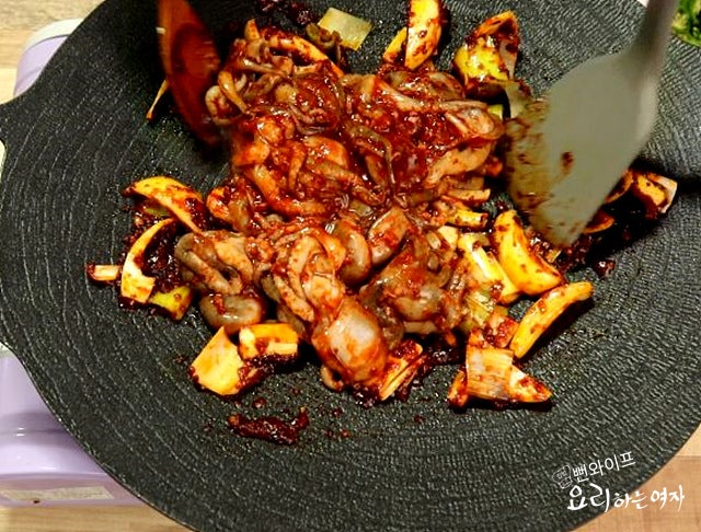 Stir-fry the webfoot octopus — step photo 1