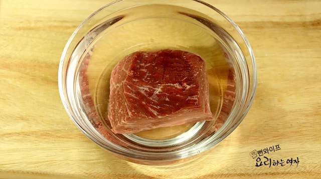 Draw out the blood from the meat — step photo 1