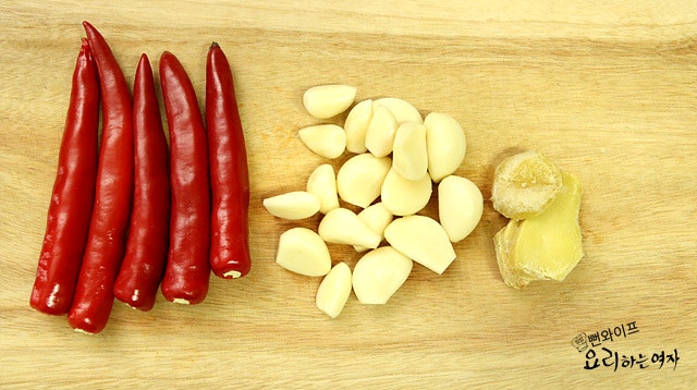 Prepare the broth ingredients — step photo 1