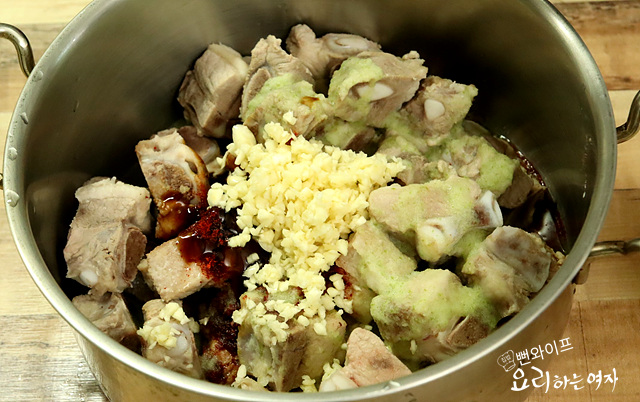 Marinating in sauce — step photo 1