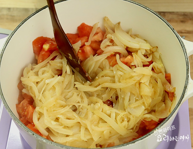 Simmer the tomatoes and onions — step photo 1