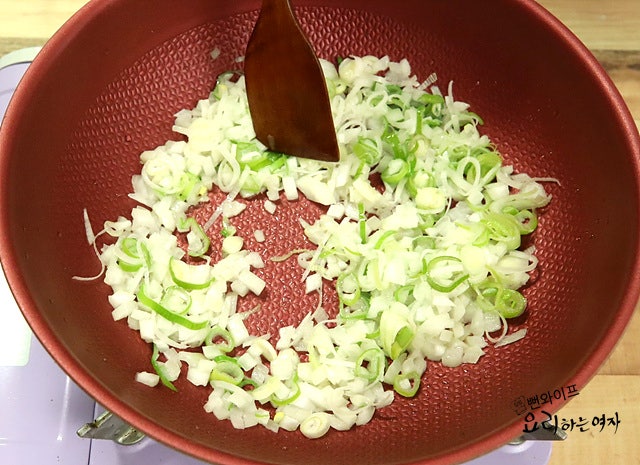 Stir-fry the ingredients — step photo 1