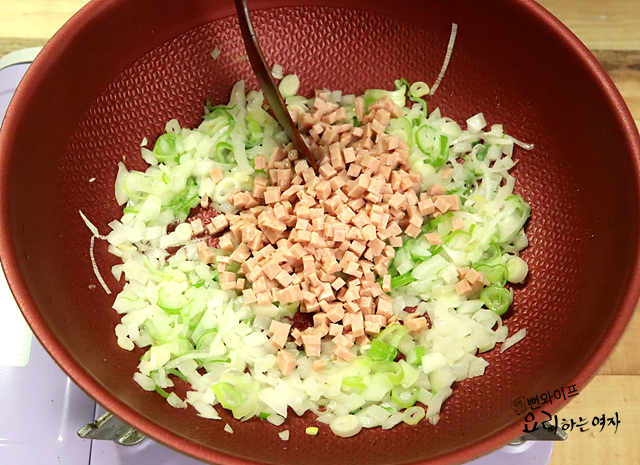Stir-fry the ingredients — step photo 2