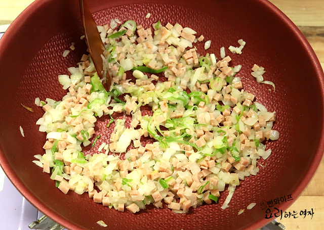 Stir-fry the ingredients — step photo 3