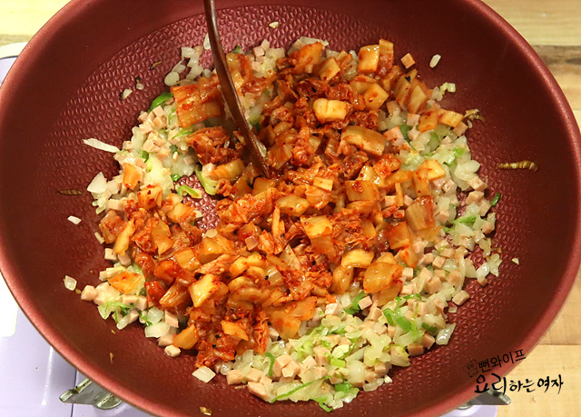 Stir-fry the ingredients — step photo 1
