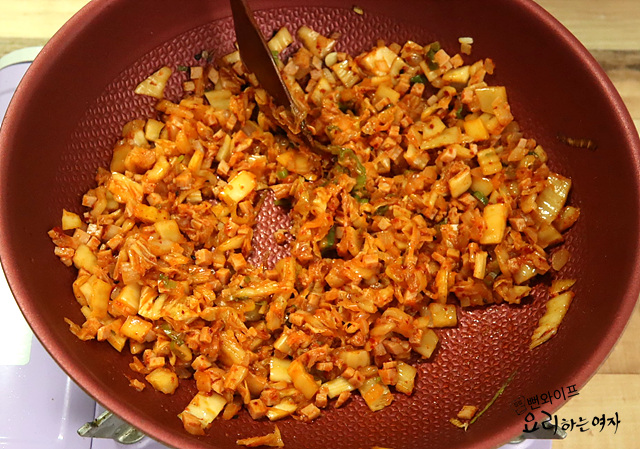 Stir-fry the ingredients — step photo 2