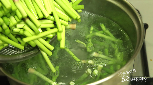 Blanch the garlic scapes — step photo 2