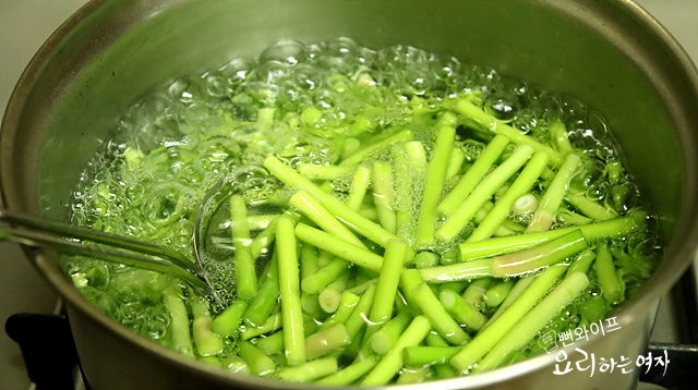 Blanch the garlic scapes — step photo 3