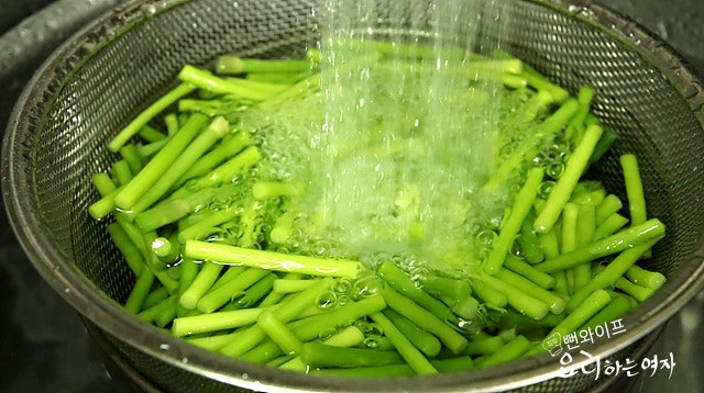Blanch the garlic scapes — step photo 4