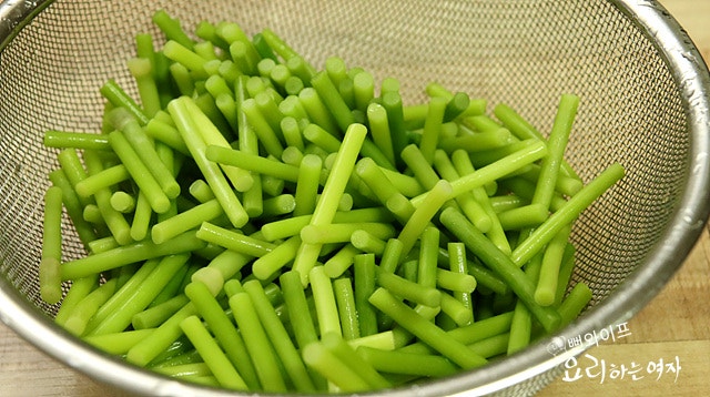 Blanch the garlic scapes — step photo 5