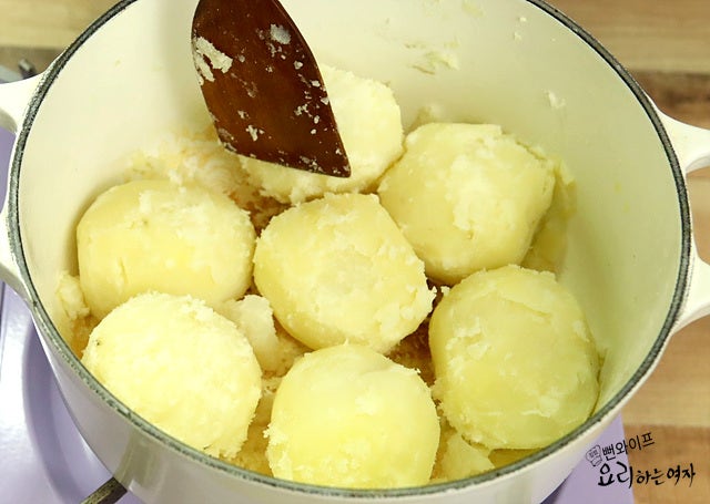 How to get a powdery coating on the potatoes — step photo 2