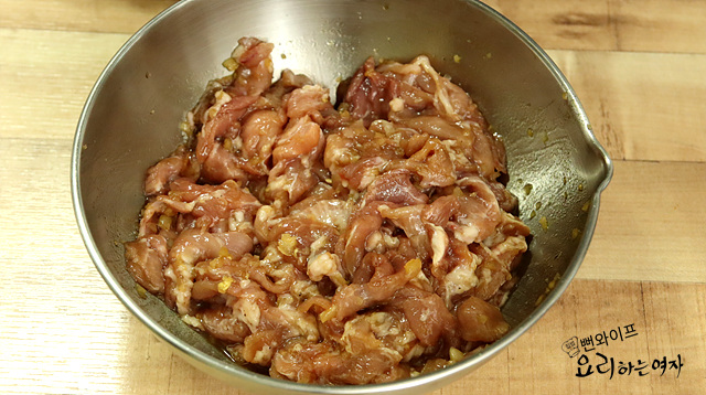 肉に下味をつける — 手順の写真 3
