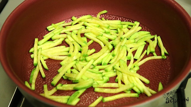 Stir-fry the ingredients — step photo 1