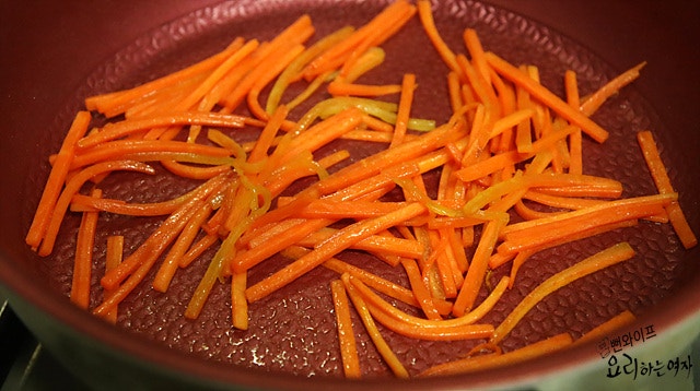 Stir-fry the ingredients — step photo 2