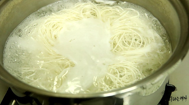 Boil the noodles — step photo 1