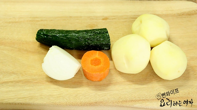Prepare and slice the ingredients — step photo 1