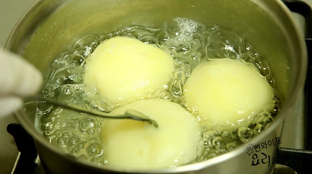Boil the potatoes — step photo 3