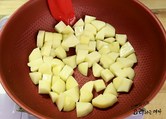 Sauté potatoes and add seasonings — step photo 1