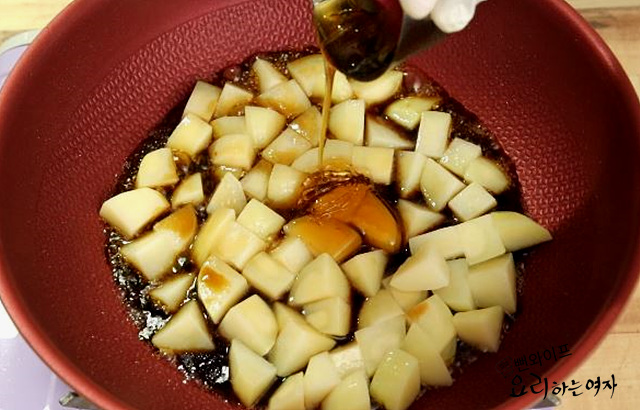 Sauté potatoes and add seasonings — step photo 2
