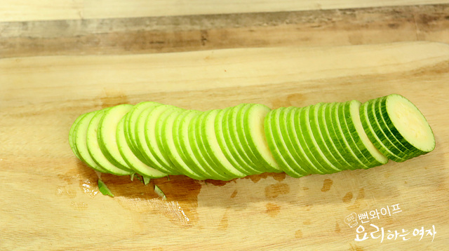 Slice the ingredients — step photo 1