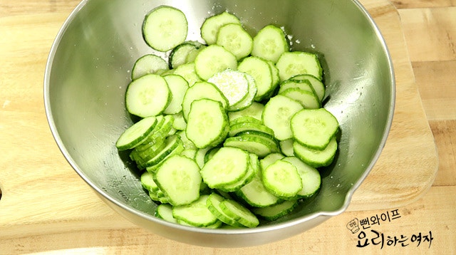 Salt the cucumbers — step photo 1