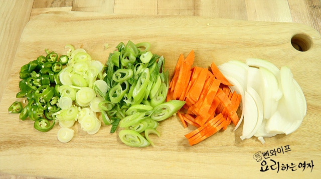 Slice the vegetables and prepare the sauce — step photo 1