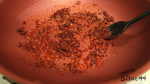 Make the garlic chili oil — step photo 2