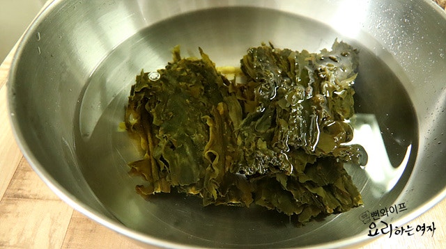 Soak the seaweed — step photo 1