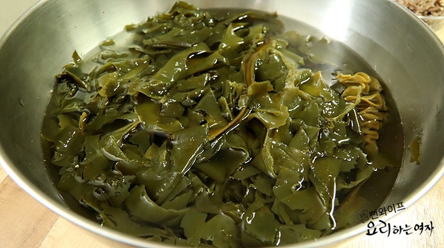 Soak the seaweed — step photo 2