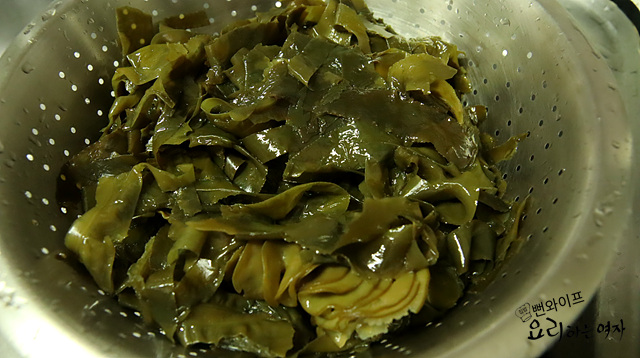 Soak the seaweed — step photo 2