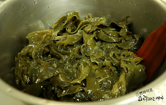 Cook the seaweed soup — step photo 1