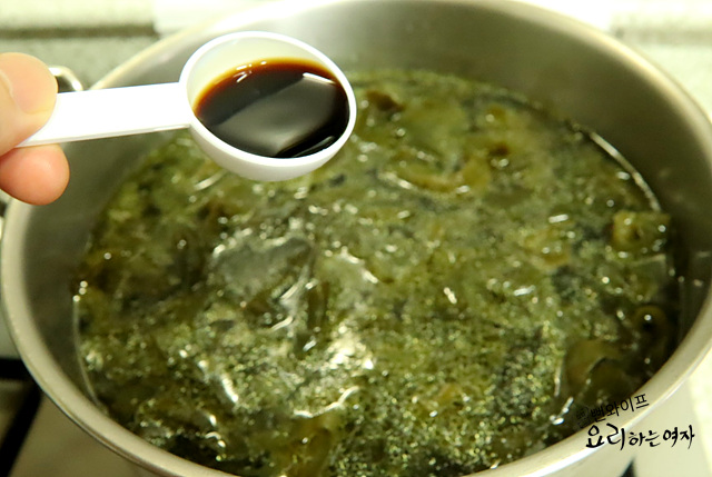 Cook the seaweed soup — step photo 1