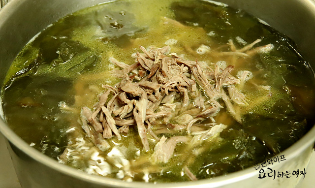 Cook the seaweed soup — step photo 1