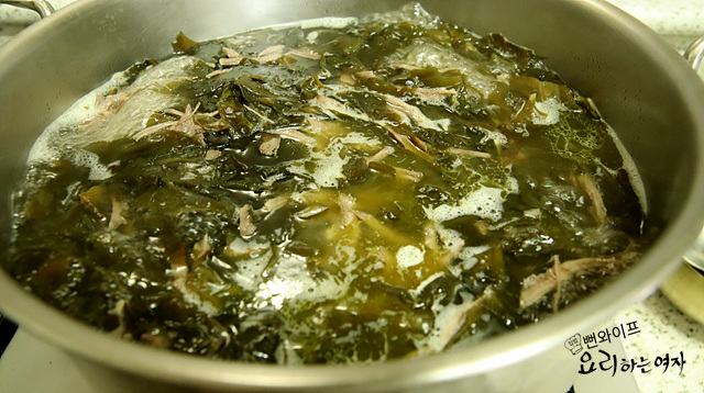 Cook the seaweed soup — step photo 2