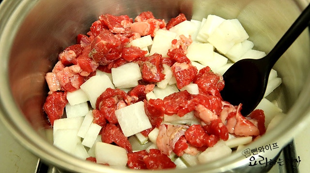 Saute the ingredients — step photo 1