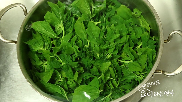 Blanch the baby perilla leaves — step photo 3