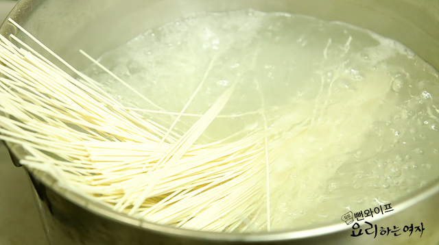Boil the thin wheat noodles — step photo 1