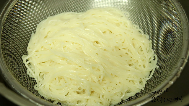 Make the bibim guksu — step photo 1
