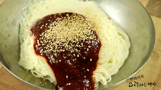 Make the bibim guksu — step photo 2